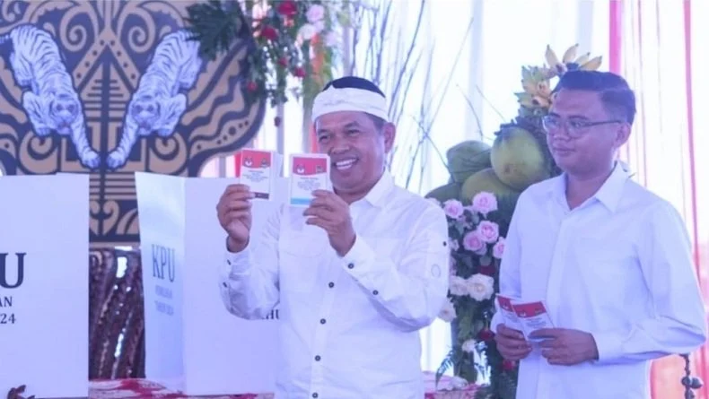 Dedi-Erwan Menang Quick Count Pilkada Jabar, Puluhan Relawan Gelar Aksi Cukur Gundul