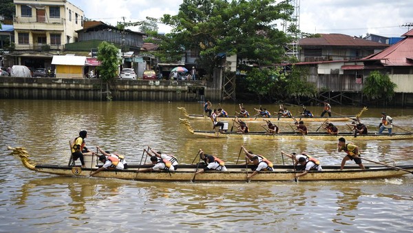 Festival Samarinda Berlangsung Meriah, Perlombaan Perahu Naga Curi Perhatian