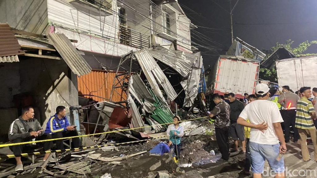 Kecelakaan Maut di Turunan Silayur Semarang: 2 Korban Meninggal, 9 Cedera