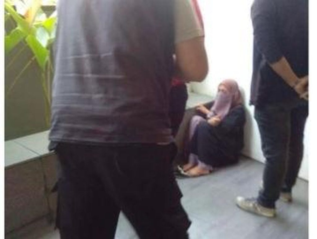 Viral, Wanita ODGJ Bawa Pisau Saat Masuk Gereja di Surabaya