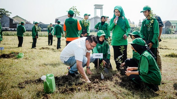 Penajam Salurkan 3.520 Bibit Pohon untuk Wujudkan Sekolah Hijau