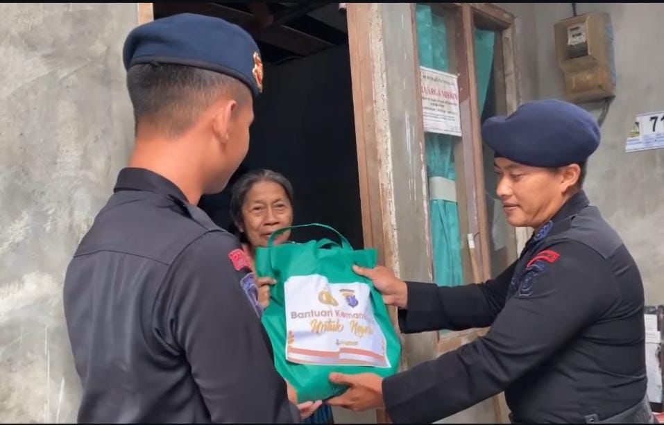 Jumat Berkah, Sat Brimob Polda Kaltim Bagikan Sembako kepada Masyarakat yang Membutuhkan serta Sampaikan Pesan Kamtibmas