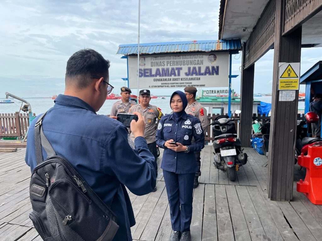 LIVE REPORT: Satgas Ops Lilin Mahakam Polda Kaltim Pastikan Sitkamtibmas Aman di Pelabuhan Semayang Balikpapan Jelang Libur Nataru 2024