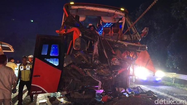 Tragedi di Tol Cipularang: Bus Rombongan Peziarah Alami Kecelakaan, 2 Korban Jiwa