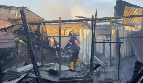 Api Hanguskan Warung Makan dan Furniture Saat Senja Tiba