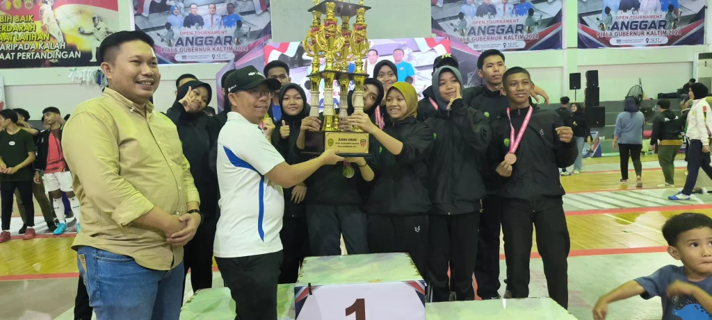 Kadisdik Beri Penghargaan atas Prestasi Atlet SKOI, Tekankan Keseimbangan Akademis