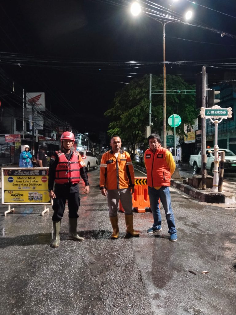 Sat Brimob Polda Kaltim Respons Cepat Bantu Warga Terdampak Banjir di Jalan MT. Haryono Balikpapan