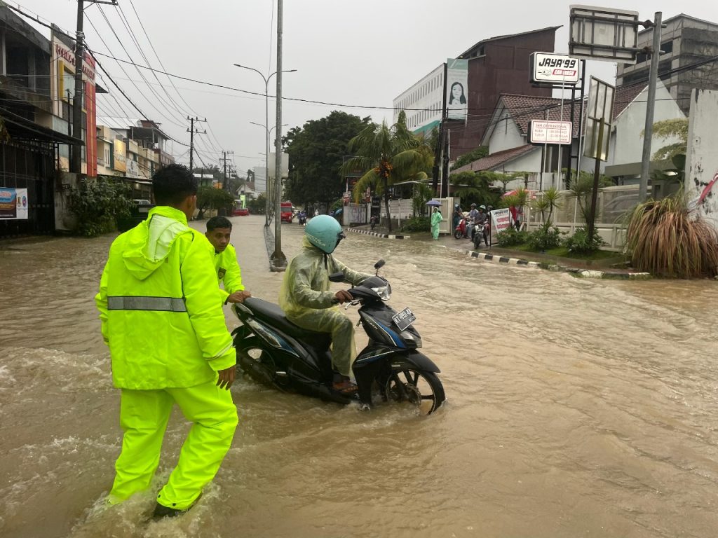 Piket Pammat Ditsamapta Polda Kaltim Laksanakan Patroli di Daerah Rawan Banjir, Situasi Terpantau Kondusif