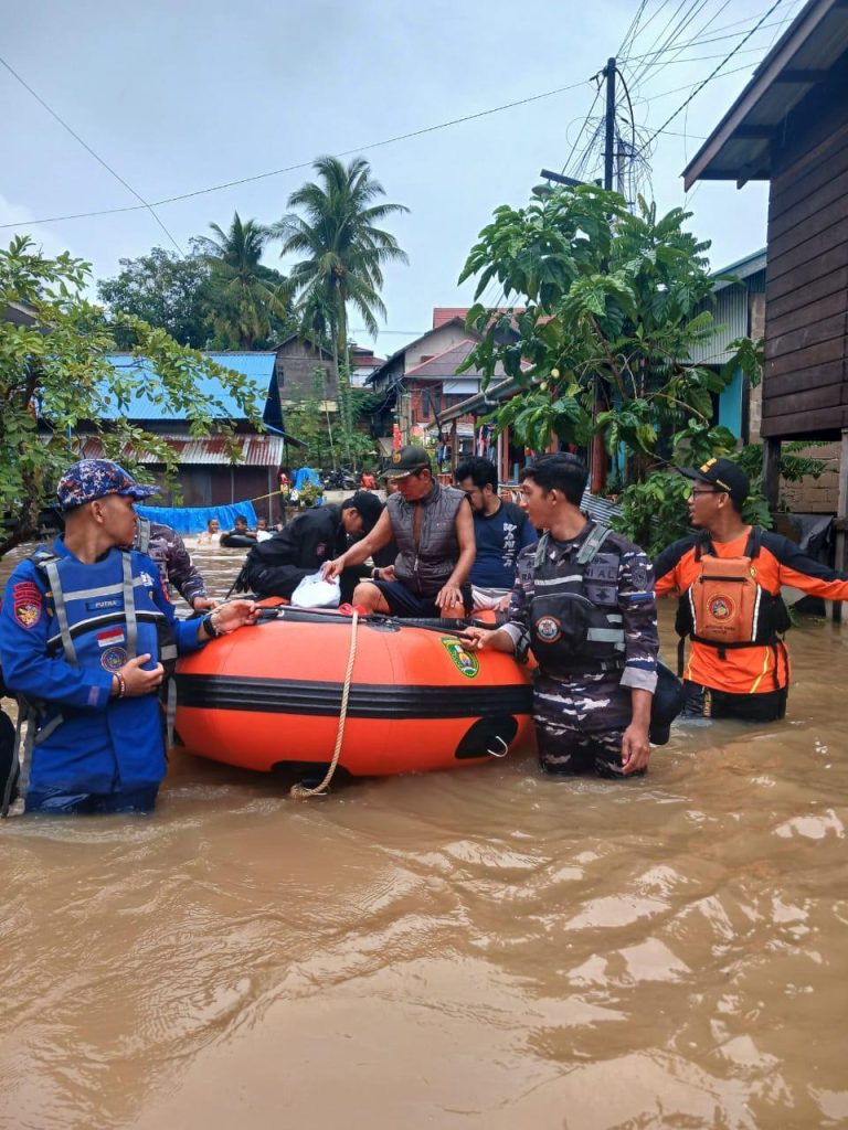 Bantu Penanganan Banjir di Sangatta Selatan, Ditpolairud Polda Kaltim bersama Tim Gabungan Lakukan Pemantauan serta Beri Bantuan kepada Warga Terdampak