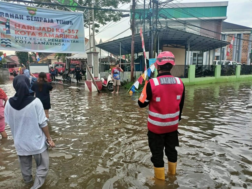 Cuaca Ekstrem, Sat Brimob Polda Kaltim Lakukan Patroli dan Tanggap Darurat Banjir di Wilayah Kota Samarinda
