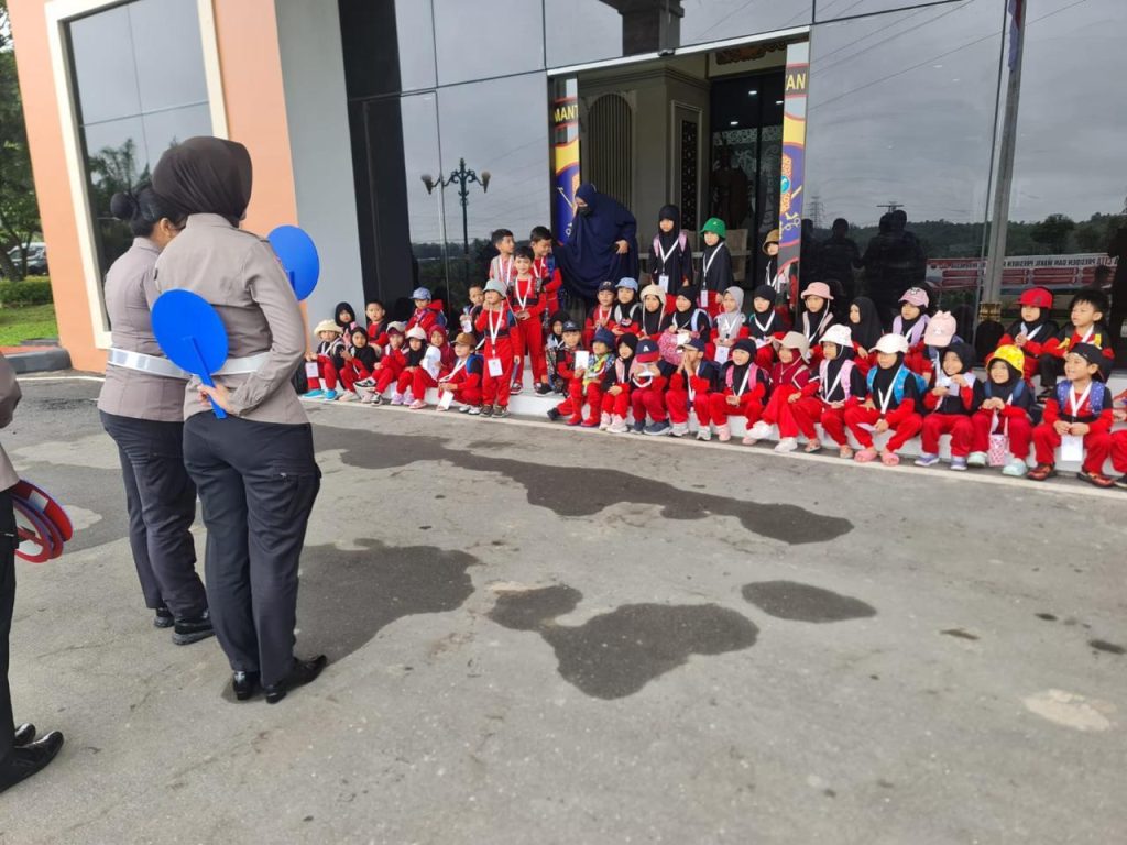 Polisi Sahabat Anak, Murid TK Mufid Islamic School Balikpapan Kunjungi Polda Kaltim