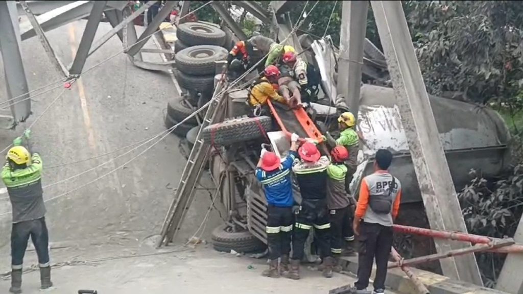 BREAKING NEWS: Ambruknya Jembatan Busui Putuskan Jalur Kaltim-Kalsel