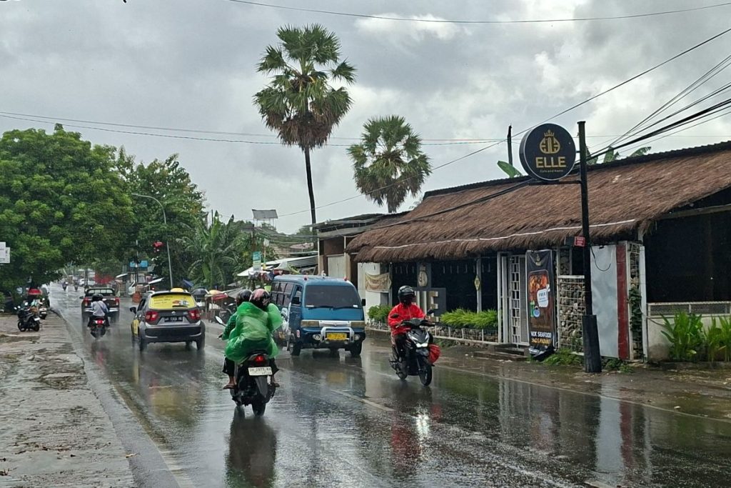 Cuaca Hari Ini: Hujan dan Berawan di Kota Besar, Menurut BMKG