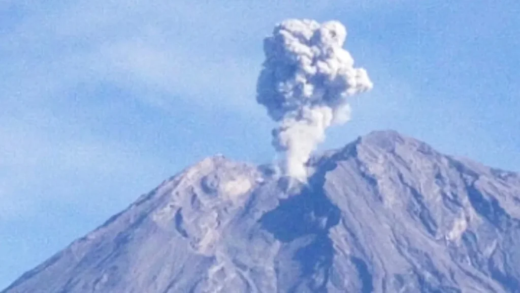 Gunung Semeru Kembali Erupsi, Semburkan Abu Setinggi 900 Meter