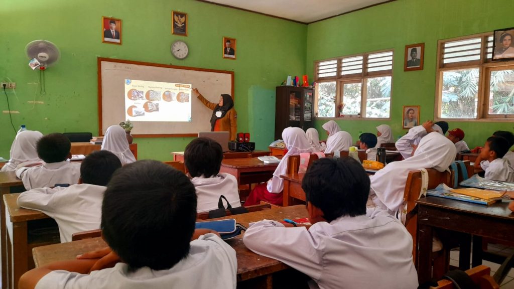 Jelang Pensiun, Sunarsih Resmi Jadi Guru PPPK