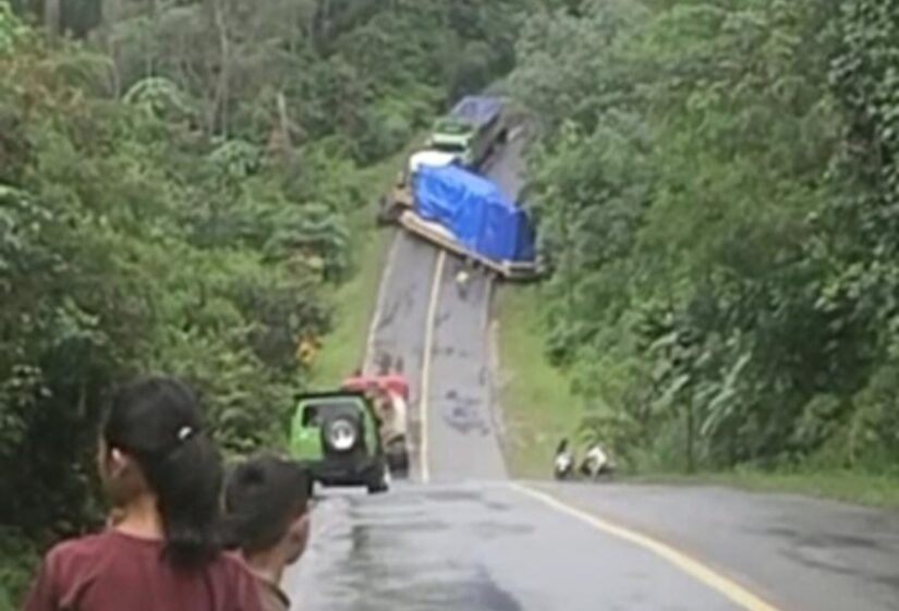 Trailer Bermuatan Berat Macet di Tanjakan, Polisi Kerahkan Penanganan
