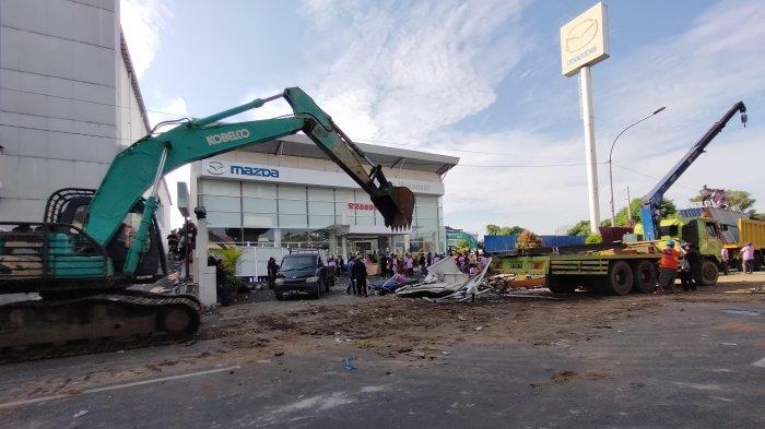 Massa Blokade Jalan AP Pettarani Tolak Eksekusi Lahan Mazda