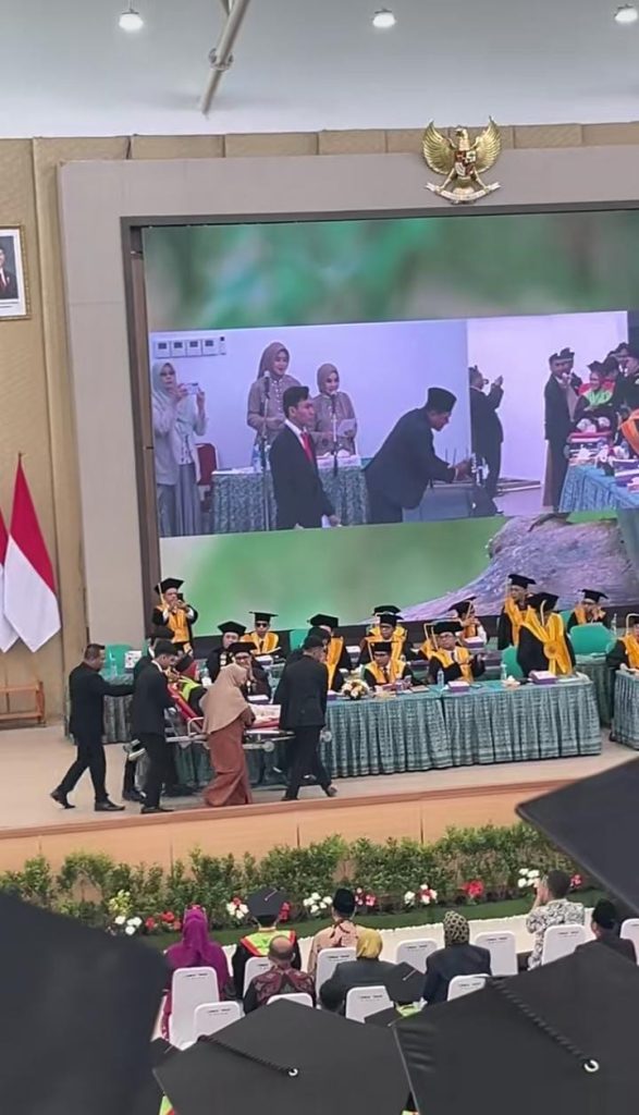 Tetap Hadiri Wisuda Meski Patah Kaki, Amalia Jadi Sorotan