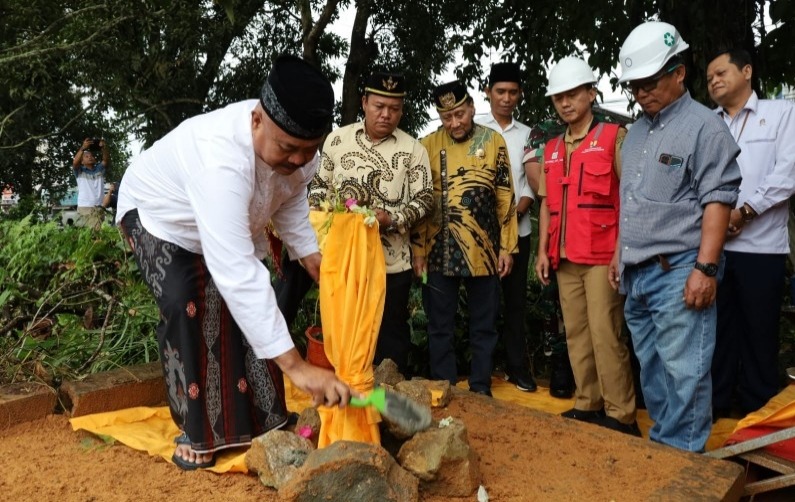 Pembangunan Jembatan Baru Tenggarong Dimulai dengan Tradisi Tempong Tawar dan Peletakan Batu