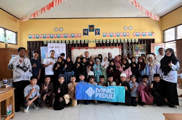 Desa Pandai Sikek Terima Bantuan Alat Pertanian dari MNC Peduli