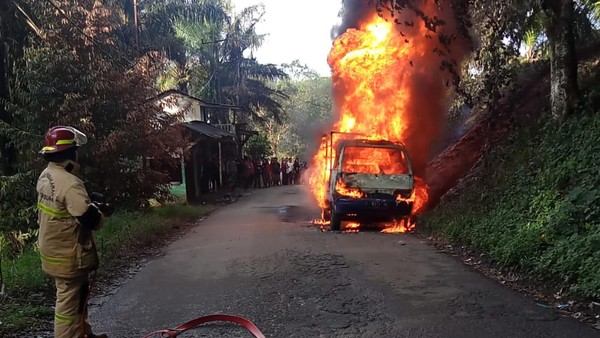 Kebakaran Mobil Brebet Gegerkan Sungai Pinang
