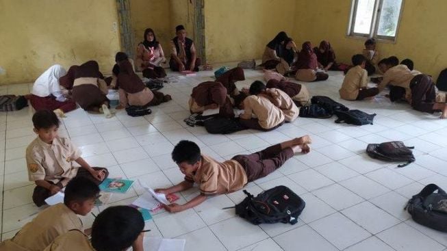 Ruang Kelas Tak Cukup, Siswa Belajar di Bedeng