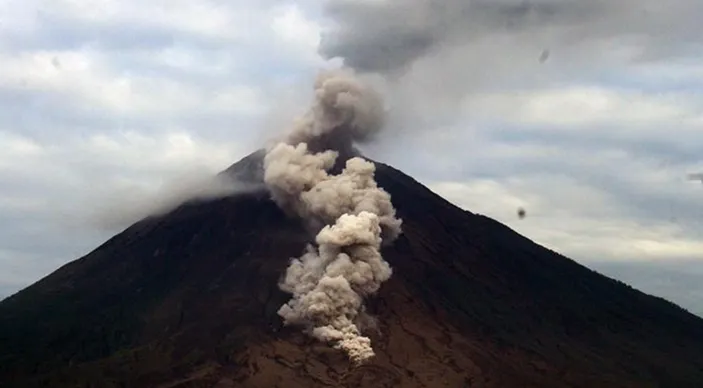 Gunung Semeru Erupsi, Abu Capai 1.000 Meter