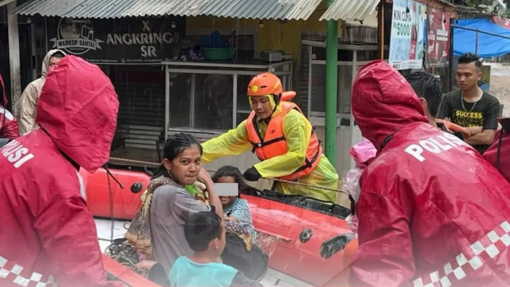 Banjir Tangsel, Ibu dan Bayi Dievakuasi Perahu Karet