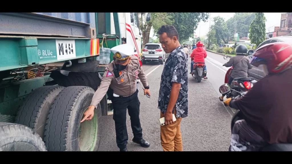 Oleng Hindari Mobil, Tewas dilindas Truk