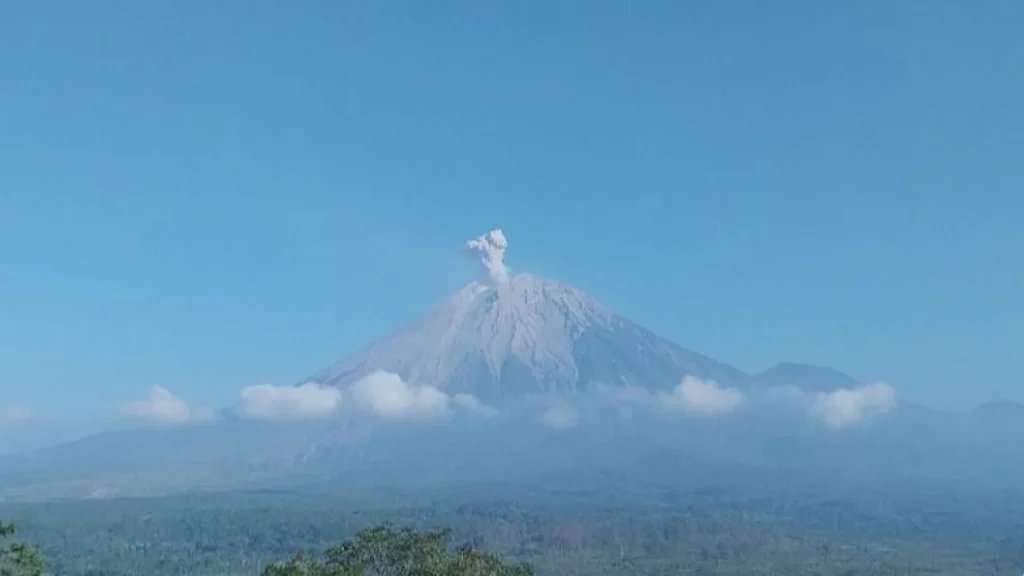 Gunung Semeru Meletus Lagi, Warga dilarang Dekat Besuk Kobokan