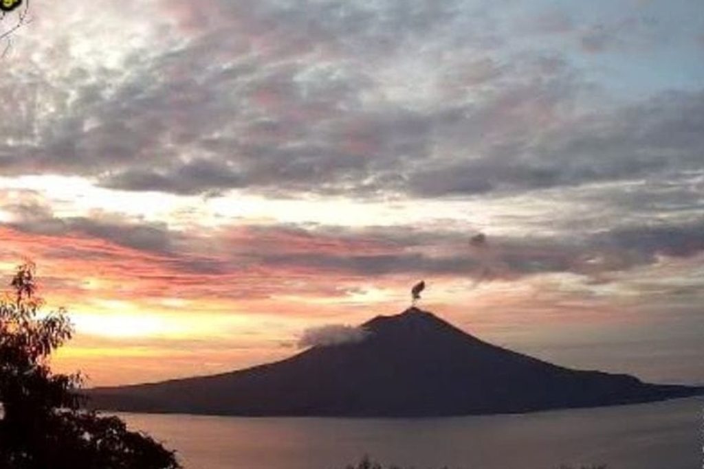 Ile Lewotolok Meletus 52 Kali, Warga Diminta Waspada