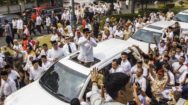 Prabowo Bagi Baju ke Buruh