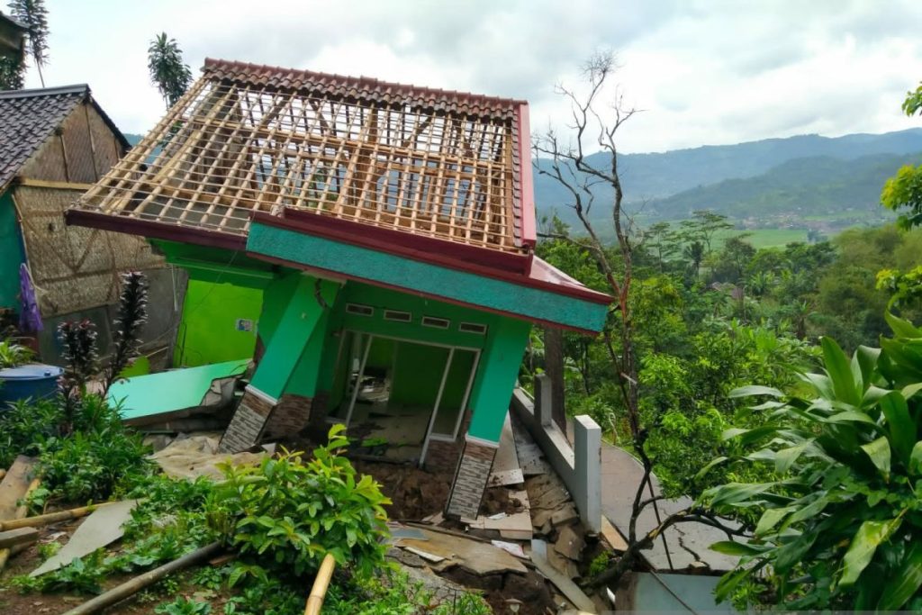 Tanah Bergerak Rusak 8 Rumah di Cikarang