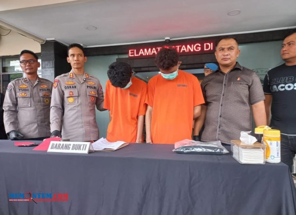 Aksi Brutal! Pemotor dilempar Paving di Malang