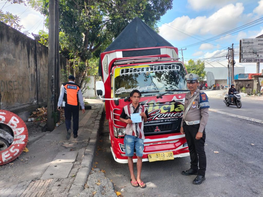 Polisi Sikat Truk Parkir Liar di Jalan Cargo