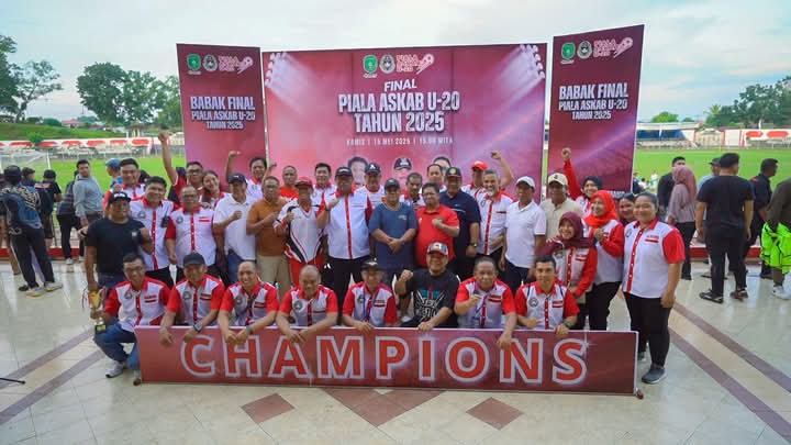 Dispora Kukar Tutup Turnamen Sepak Bola U-20, Tenggarong Angkat Trofi