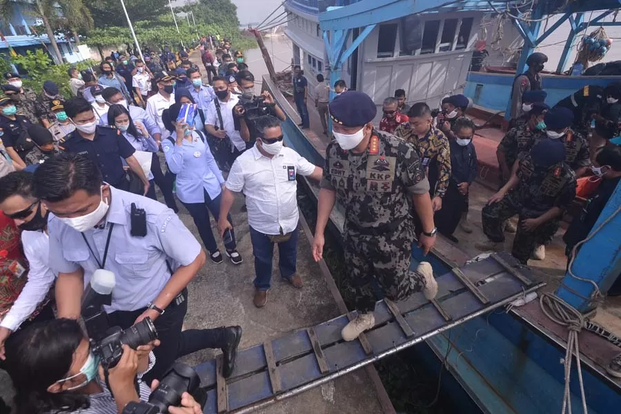 Petugas KKP Beri Tembakan Peringatan ke Kapal Vietnam yang Berusaha Kabur