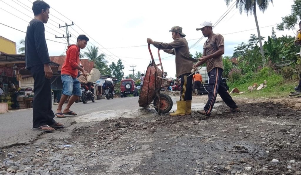 Jalan Rusak Parah, Bupati Lewat Tak Peduli