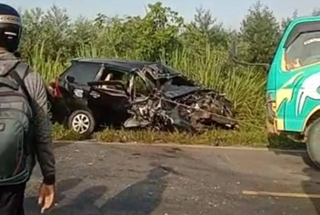 Mobil Adu Banteng, Dua Orang Terluka