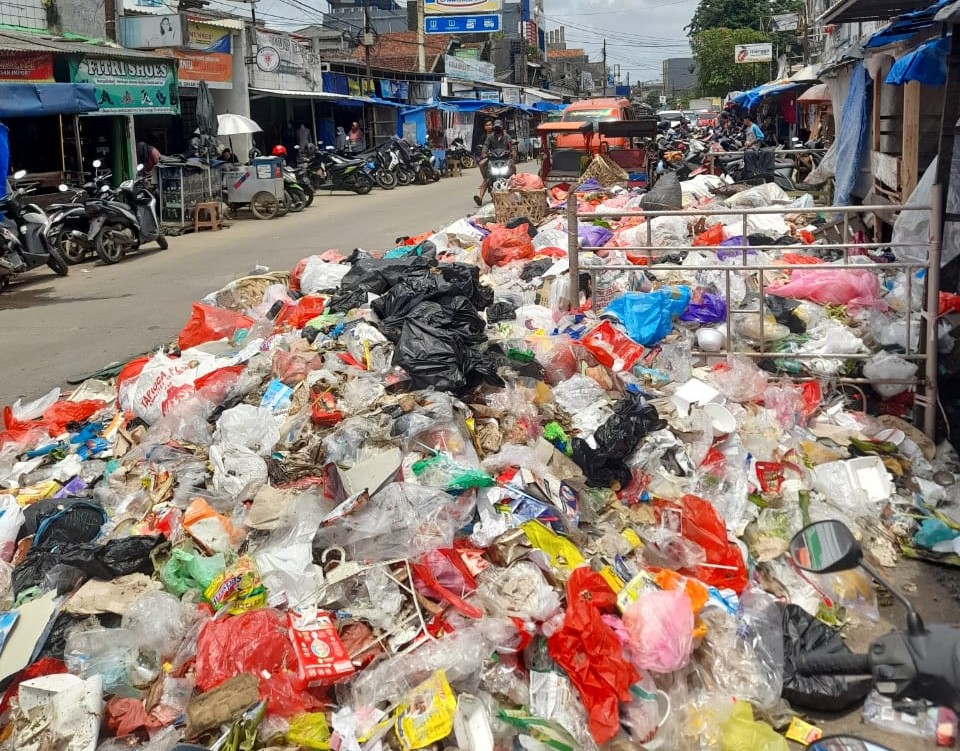 Pasar Cantik Bau, Sampah Menggunung Lagi