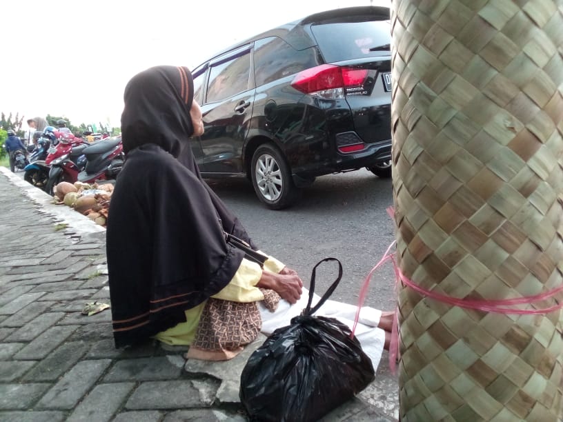 Perempuan Tua Bertahan Hidup dengan Rp 10.000
