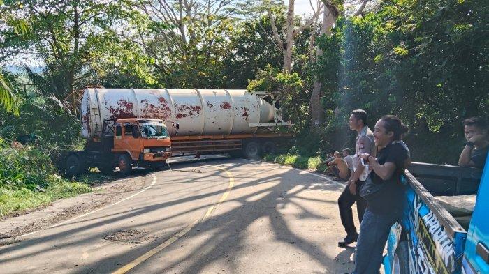 Truk Rem Blong Tutup Akses Trans Sulawesi