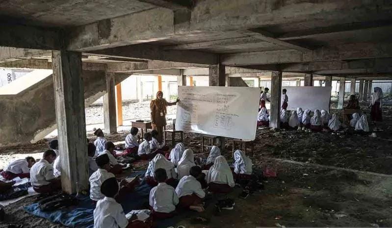 Dua Bulan Belajar di Kolong, Siswa SD Menanti Kelas Layak