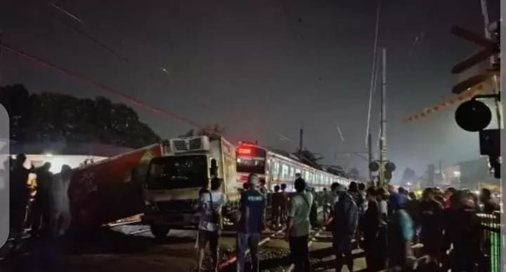 Mobil Boks Nyangkut, Dihantam KRL