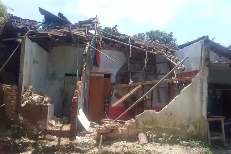 Cuaca Ekstrem Rusak 33 Rumah di Sukabumi