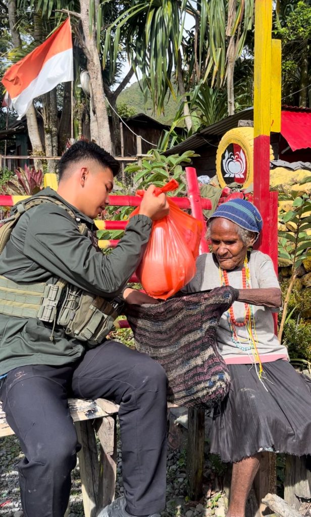 Satgas Humas Cartenz Bagikan Sembako