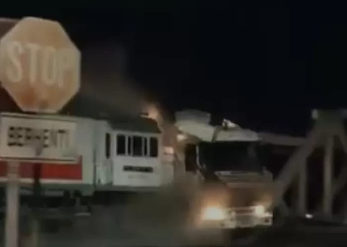 Truk Dihantam KA Harina di Kaligawe, 1 Tewas