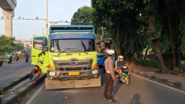 Lalin Macet, Truk Mogok di Pondok Indah