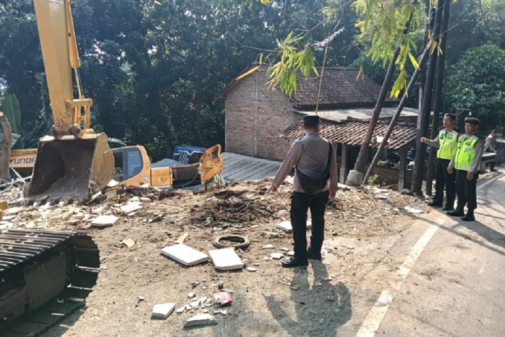 Truk Mogok Tabrak Alat Berat, Sopir Tewas