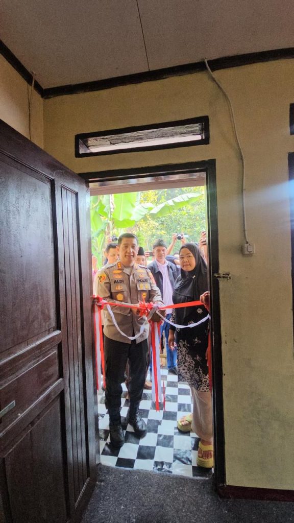 Polisi Bandung Patungan Bantu Korban Gempa